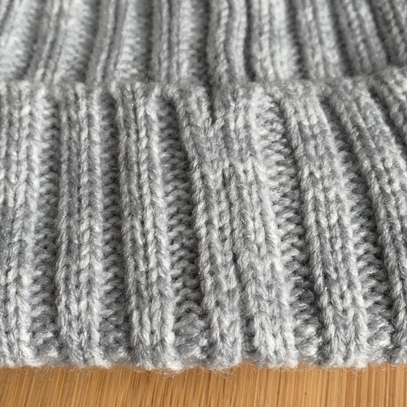 Hat Attack | NWOT Lightweight Ribbed Cuff Beanie / Hat Faux Fur Pom Light Gray - Picture 3 of 5